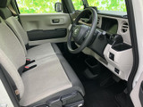 明るい色合いのシートと見通しのよい運転席まわりで、乗り込んだ際も開放感があります。座面はゆったりとした形状で、前席で過ごす時間も快適。ドア側から乗り降りしやすく、日常使いにも便利です。