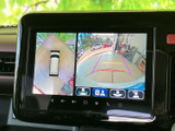 後方の映像に加えて車両周辺の様子も画面で確認でき、駐車時の周囲確認をサポートします。ガイド線も表示されるため、車庫入れの目安として活用できます。