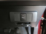 コーナーセンサーを車の前後に装備。障害物までの距離に応じて警告音を変えてお知らせ。縦列駐車時や駐車場・車庫などでの取り回しをサポートします。詳細は販売店スタッフまでおたずねください。