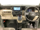 車内は光触媒抗菌消臭施工済です。インパネ周りはスタイリッシュなデザインで機能や装備も充実しています。グローブボックスやカップホルダーのほかにトレーなどたくさんの収納スペースが付いています。