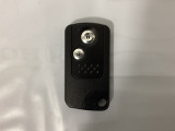 スマートキーを装備しています。鍵を差し込むことなくドアロックの開け閉めと、スタートボタン操作でのエンジンスタートができます。