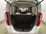 開口部も広く荷物の積み下ろしもしやすいお車となっております。シートの背もたれは5:5の割合で背もたれを可倒でき、前後のシートスライドもできるので荷室をひろげることができます。