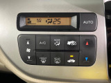 【オートエアコン】一度お好みの温度に設定すれば、車内の温度を検知し風量や温度を自動で調整。暑い&hellip;寒い&hellip;と何度もスイッチ操作をする必要はありません。快適な車内空間には必須の機能ですね♪