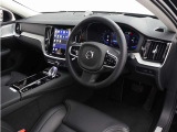 インストルメントパネルは僅かに運転席側へと傾けられているほか、余計なスイッチ類を可能な限り排し、運転に集中しやすい環境を造り出しています。
