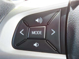 運転中、オーディオの操作をしてて、ハッとしたことはありませんか?ステアリングスイッチは、運転中でもハンドルでオーディオの操作が可能です。安全なドライブをサポートします。