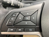 ステアリングオーディオコントロールスイッチ。オーディオの音量、ラジオ/テレビのチャンネル選局等をステアリングから手を離す事無く操作する事が出来ます。