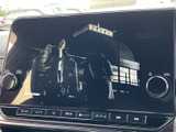 画面には映像が表示され、ナビゲーション画面とは異なる表示内容も楽しめます。大きく見やすいディスプレイを活用でき、停車中に画面を確認したい場面にも便利です。各種ボタンも下部にまとまっています。