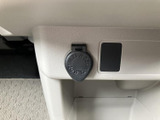 電源ソケットを備えており、対応する機器への給電に活用できます。足元付近に配置され、日常のちょっとした電源確保にも便利。車内での使い方が広がる装備です。