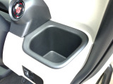 運転席右側の手の届きやすい位置にもドリンクホルダーがあります。