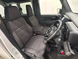 広い足元に肘掛けもついたゆったり座れるシートです。運転席と助手席の間が空いているため、助手席側への移動がスムーズです。交通量の多い道でも、助手席側から乗り降りができます。