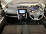 運転席から前方を見渡しやすく、メーターや中央の画面も自然に目に入るレイアウトです。シートに座った際の視界が広がり、乗員それぞれが落ち着いて過ごせる室内空間にまとまっています。