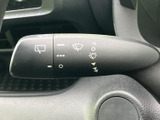 各位置を示す記号がレバー上にまとめられ、運転席から表示を確認しやすい配置です。雨天時など視界の確保が必要な場面でも、手元で状態を確かめながら操作できます。