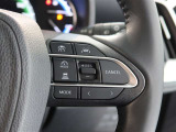 アダプティブクルーズコントロール機能付きです。走行中に先行車の様子を検知しながら、設定した車速の範囲内で先行車との距離のキープを支援します。詳細は販売店スタッフまでおたずねください。