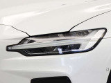 北欧神話に登場するトール神がもつハンマーをモチーフにしたT字型のポジションライトが印象的なLEDヘッドライト。一目でボルボだと認識出来ます。