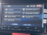 FM・AMやCDに加え、SDメモリーカード、Bluetooth、USBなど多彩な音源を選べます。画面に選択肢が並び、使いたい機能を見つけやすい構成です。