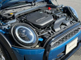 MINIの心臓部であるエンジンは、納車前に専任メカニックが丁寧に点検・整備を実施。細部までしっかり確認し、ベストなコンディションでお届けしますので、安心して快適なドライブをお楽しみいただけます。