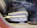 【電動パワーシート】スイッチ操作でシート位置を自由に調整可能。長時間の運転でも快適なドライビングポジションを実現。