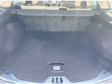 奥行きの広いトランクルームは荷物を固定するためのフックや12V電源を備えるなど、使い勝手にも配慮されています。
