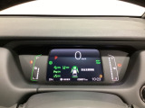 デジタル表示のスピードメーターとタコメーター、燃費やオドメーターなどの表示の他に、ホンダセンシング機能などの表示もできる多機能なマルチインフォメーション・ディスプレイです。