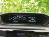 速度計と中央の表示部がまとまり、走行に必要な情報を運転席から確認しやすい配置です。表示内容をひと目で把握しやすく、日々の運転をサポートしてくれます。