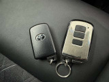スマートキーをポケットやバッグに携帯していれば、キーを取り出すことなくドアハンドルを握り解錠、ドアハンドルのセンサーに触れるだけで施錠できます。