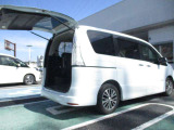 大きなバックドア開口部は車の荷物の出し入れがとっても楽です♪