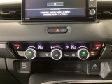 【左右独立オートエアコン】左右席で独立温度コントロールが可能です。運転席はキンキンに冷やして助手席はマイルドにと言った設定が可能です☆暑さ寒さでケンカすることもなくなりますね♪