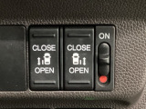 【両側パワースライドドア】両側がパワースライドドアになっており、運転席のスイッチやスマートキーでも開閉が可能です!開口部も広いので乗り降りも楽々♪