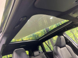 【パノラマルーフ】大型のガラスルーフ搭載で車内の解放感が一気にアップ!開放的なドライブをお楽しみいただけます。