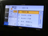 【オーディオ機能】・・・オープンボタンを押すとディスプレイが倒れ、ディスクの出し入れができます。