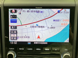 地図画面には周辺の道路や施設名が表示され、現在地周辺の確認に役立ちます。画面下には時刻やオーディオなどの表示もあり、案内を見ながら日々のお出かけ先を探す際に活用しやすいナビゲーション装備です。