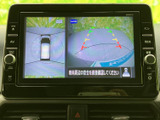 後方映像に加えて車両周囲を俯瞰する表示もあり、駐車時の位置関係を確認しやすい装備です。画面上のガイドを目安に周囲を把握できるため、車庫入れの際に役立ちます。