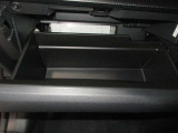 車検証などの書類入れとして活用できる定番収納、グローブボックス!