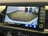 リバースギアに入れるだけで後方の表示へ切り替わります。夜間や雨の日の駐車も楽になりますよ。