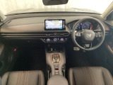 車内は光触媒抗菌消臭施工済です。スタイリッシュなデザインでスポーティなインパネ周りを演出します。グローブボックスやカップホルダーのほかにトレーなどたくさんの収納スペースが付いています。