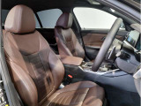 【コックピットシート】BMW車の主役席。車体中央にくる様に配置し車両重心とが一致する事でドライバーと車との一体感あるドライビングを実現。人間工学に基づき形成した形状が長時間のドライブ疲労も軽減します!