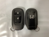 スマートキーを装備しています。鍵を差し込むことなくドアロックの開け閉めと、スタートボタン操作でのエンジンスタートができます。スペアキーも同じものを用意しております。