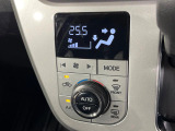 【オートエアコン】一度お好みの温度に設定すれば、車内の温度を検知し風量や温度を自動で調整。暑い&hellip;寒い&hellip;と何度もスイッチ操作をする必要はありません。快適な車内空間には必須の機能ですね♪