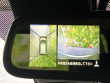 車両周辺と後方の様子を画面で確認でき、駐車時の周囲確認をサポートします。表示を見ながら慎重に操作したい場面で、日常の車庫入れにも役立ちます。