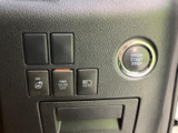 エンジンスタートボタンや周辺スイッチが運転席から操作しやすい位置にまとまっています。表示を見ながら機能を選べるため、日常の操作にも便利です。