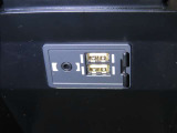 USB端子とAUX端子を装備しております。