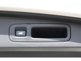ハンズフリーアクセスパワーテールゲートを装備。キーを携帯してリアバンパーの下に足先を出し入れするだけで、テールゲートを開閉可能。スイッチ操作により、開閉途中の保持や、開く高さの設定も行えます。