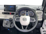 運転席まわりです。 各操作スイッチは使いやすい位置に配置されてます。