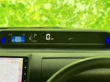 速度やシフト位置などの情報が運転席前方に表示され、視線を大きく移さず確認しやすい配置です。画面内には時刻や走行距離も表示され、日々の運転に必要な情報を把握できます。