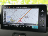 地図を画面上で確認でき、目的地までの道順を把握しやすいナビゲーションです。現在地や周辺の道路も見やすく表示され、初めての場所へのお出かけにも便利にお使いいただけます。
