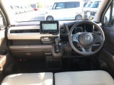【インパネ全体】手が届きやすく、どなたでも運転しやすいです。シンプルで使いやすい設計になっています!