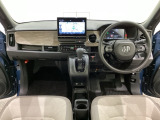 車内は光触媒抗菌消臭施工済です。インパネ周りはスタイリッシュなデザインで機能や装備も充実しています。グローブボックスやカップホルダーのほかにトレーなどたくさんの収納スペースが付いています。