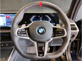 【ハンドル】ドライバーとBMW車の一体感がダイレクトに伝わるステアリングホイール。形状・太さへの拘りに加えて、操作性を高める為にスイッチ類も配置。クイックかつ安定のドライビングを体感下さい!