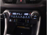 お車のキーはスマートキーです。キーを身につけた状態で車に近づき、ドアロックの解錠や施錠操作が出来ます。雨の日など両手がふさがっている時など、とっても便利ですね。
