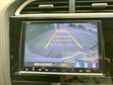 後方の様子と進路の目安が画面に映り、駐車時や後退時の確認をサポートします。周囲を直接目視することと併せて活用でき、狭い場所での切り返しにも役立つ装備です。